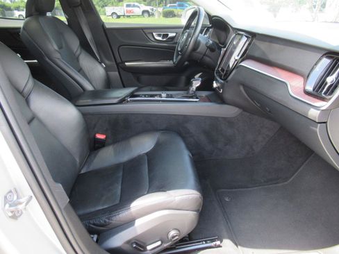 Used 2021 Volvo S60 T5 Momentum FWD image 10