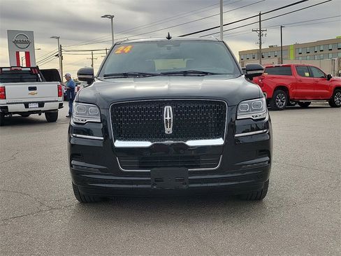 Used 2024 Lincoln Navigator Reserve image 3