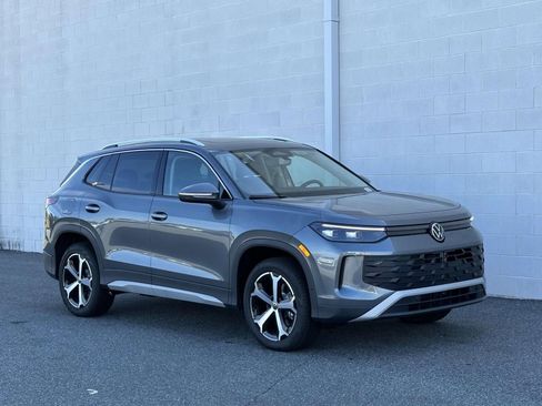 New 2025 Volkswagen Tiguan SE image 8