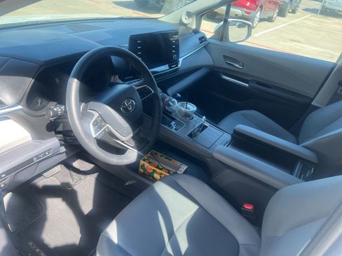 Used 2023 Toyota Sienna XLE w/ XLE Plus Package image 2