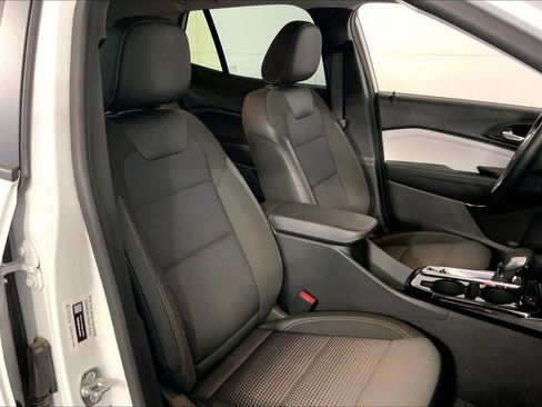 Used 2025 Chevrolet Trax LT w/ LT Convenience Package image 7