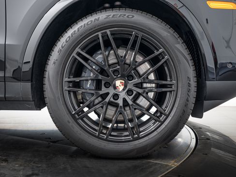 Certified 2025 Porsche Cayenne Coupe AWD/4WD image 11
