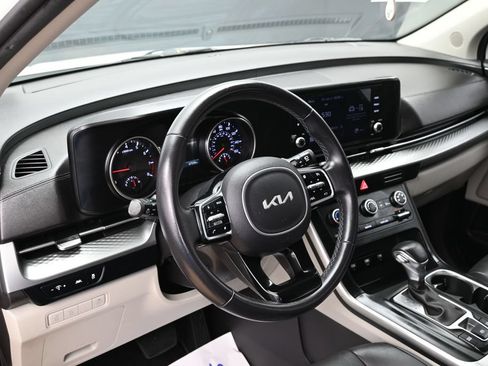 Used 2022 Kia Carnival LX FWD image 17