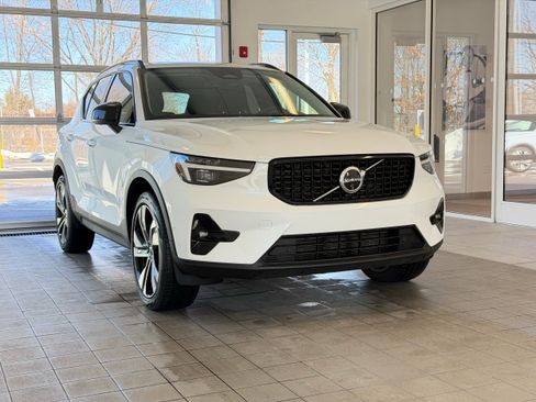 Certified 2025 Volvo XC40 B5 Plus image 5