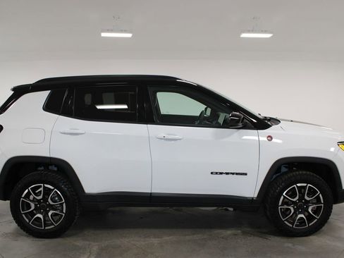Used 2025 Jeep Compass Trailhawk AWD/4WD image 11