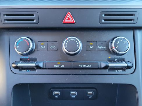 Used 2023 Kia Carnival LX image 13