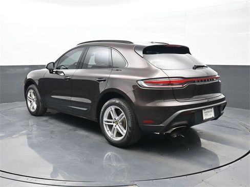Certified 2022 Porsche Macan image 3