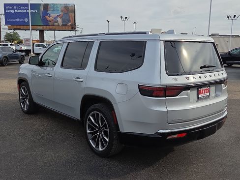 Used 2022 Jeep Wagoneer Series III w/ Premium Group I AWD/4WD image 3