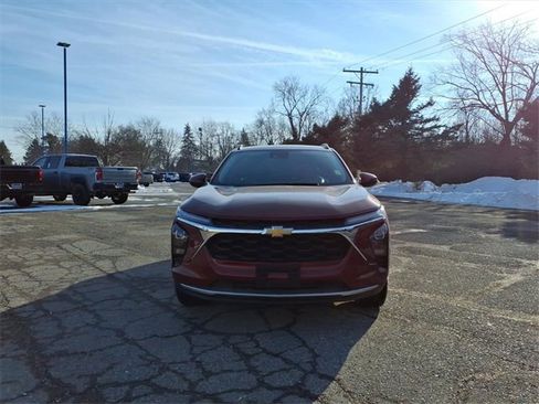 Used 2024 Chevrolet Trax LT image 2