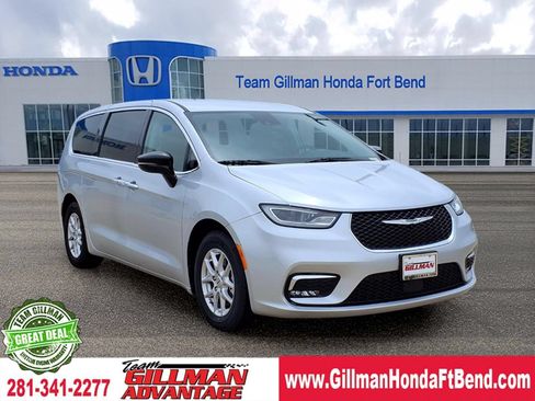 Used 2024 Chrysler Pacifica Touring-L FWD image 1