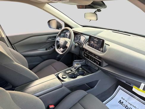 Used 2025 Nissan Rogue S AWD/4WD image 9