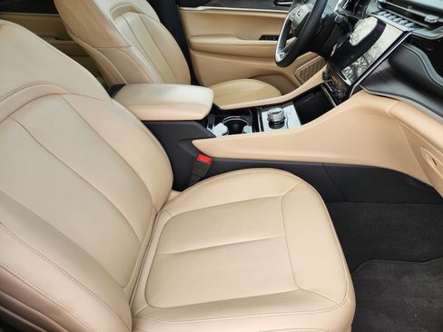 Used 2022 Jeep Grand Cherokee L Limited image 12