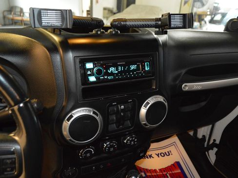 Used 2014 Jeep Wrangler Unlimited Rubicon w/ Connectivity Group image 19