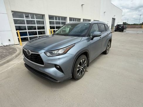 Used 2020 Toyota Highlander XLE AWD/4WD image 7