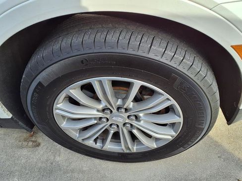 Used 2017 Cadillac XT5 Luxury w/ Driver Awareness Package image 4