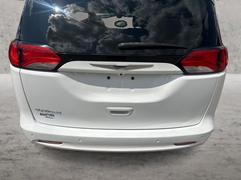 Used 2022 Chrysler Voyager LX FWD image 14