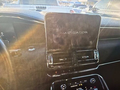 Used 2021 Lincoln Navigator Reserve image 9