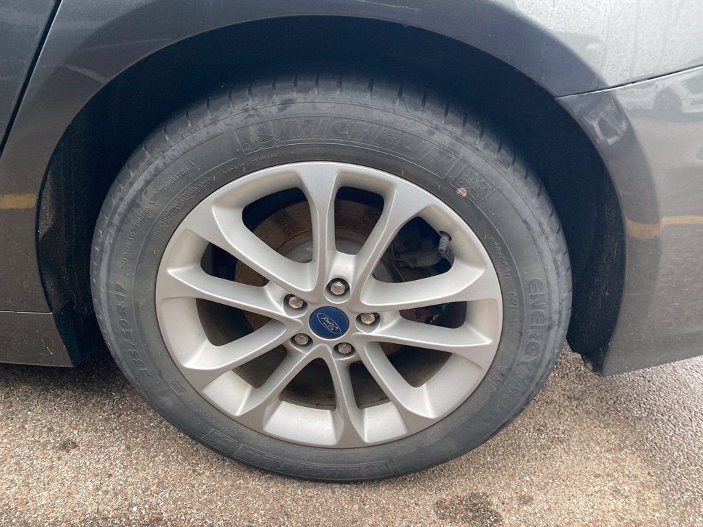 Used 2020 Ford Fusion SE FWD image 14