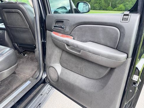 Used 2014 Chevrolet Suburban LTZ AWD/4WD image 15