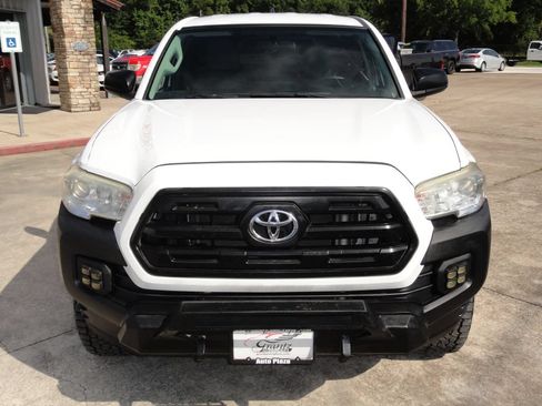 Used 2017 Toyota Tacoma SR5 RWD image 2