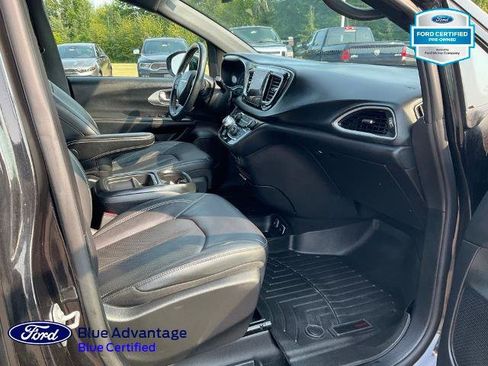 Used 2020 Chrysler Pacifica Touring-L FWD image 19
