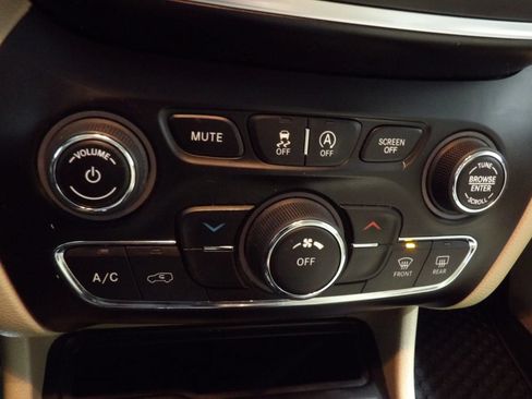 Used 2019 Jeep Cherokee Latitude w/ Cold Weather Group AWD/4WD image 15