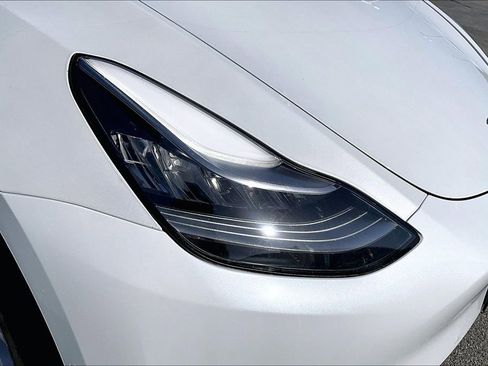 Used 2021 Tesla Model Y Long Range image 32