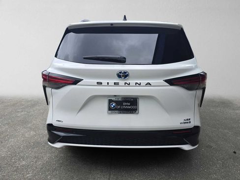 Used 2024 Toyota Sienna XSE AWD/4WD image 4