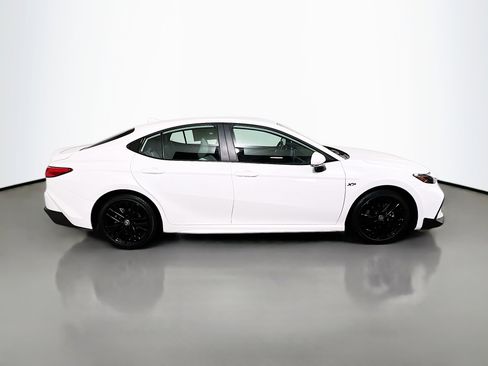 Used 2025 Toyota Camry SE image 3