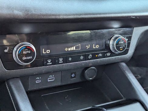 Used 2024 Mitsubishi Outlander AWD image 26