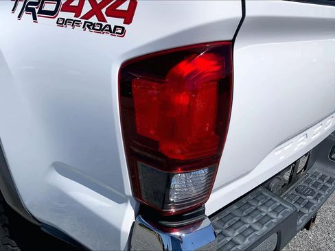 Used 2018 Toyota Tacoma TRD Off-Road image 27