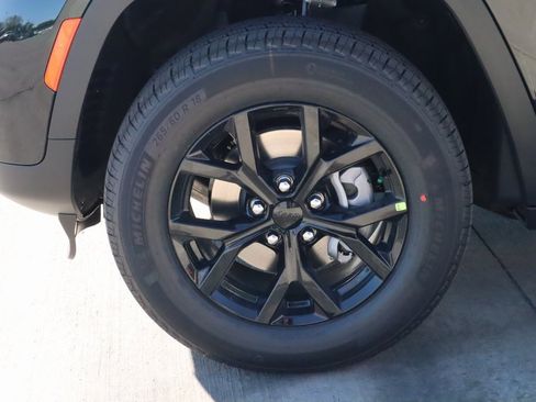 New 2025 Jeep Grand Cherokee Laredo image 18