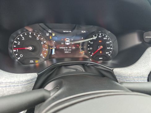 Used 2025 Jeep Compass Latitude image 24