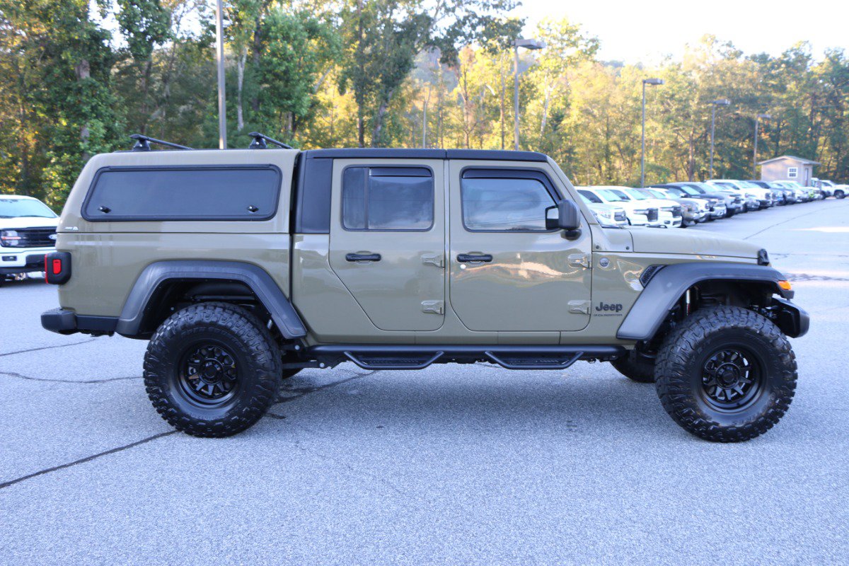 Used 2025 Jeep Gladiator Sport AWD/4WD image 9