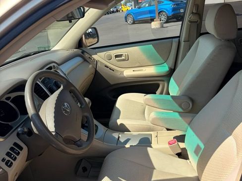 Used 2004 Toyota Highlander 2WD V6 w/ Preferred Pkg image 8