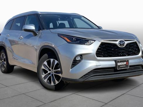 Used 2023 Toyota Highlander XLE image 3