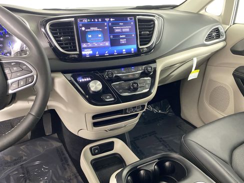 Used 2024 Chrysler Pacifica Touring-L image 27