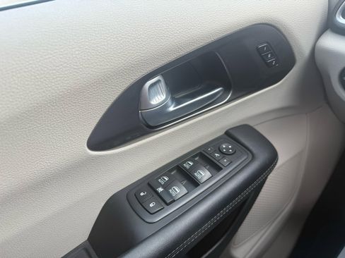 Used 2017 Chrysler Pacifica Limited image 18