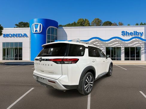 Used 2024 Nissan Pathfinder Platinum image 8