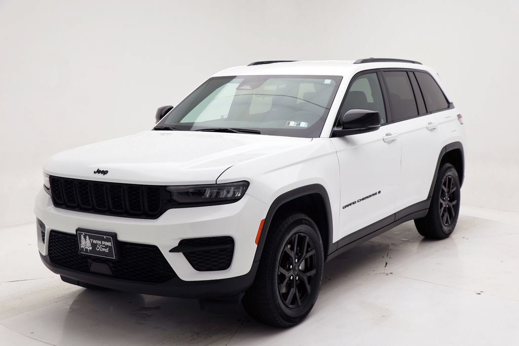 Used 2025 Jeep Grand Cherokee Altitude AWD/4WD image 2