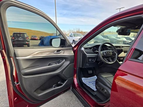 Used 2025 Jeep Grand Cherokee Limited w/ Black Appearance Package image 11