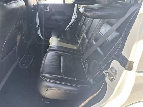 Used 2019 Jeep Wrangler Unlimited Sahara image 17