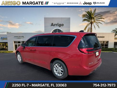New 2026 Chrysler Pacifica Select FWD image 7