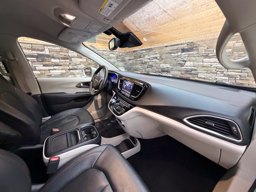 Used 2019 Chrysler Pacifica Touring-L w/ Advanced Safetytec Group FWD image 24