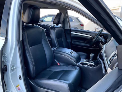 Used 2019 Toyota Highlander XLE image 8