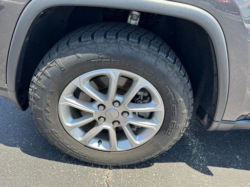 Used 2021 Jeep Grand Cherokee Laredo image 7