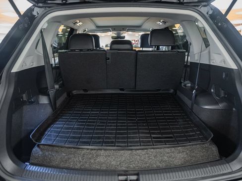 Used 2022 Volkswagen Tiguan SE w/ Panoramic Sunroof Package FWD image 11