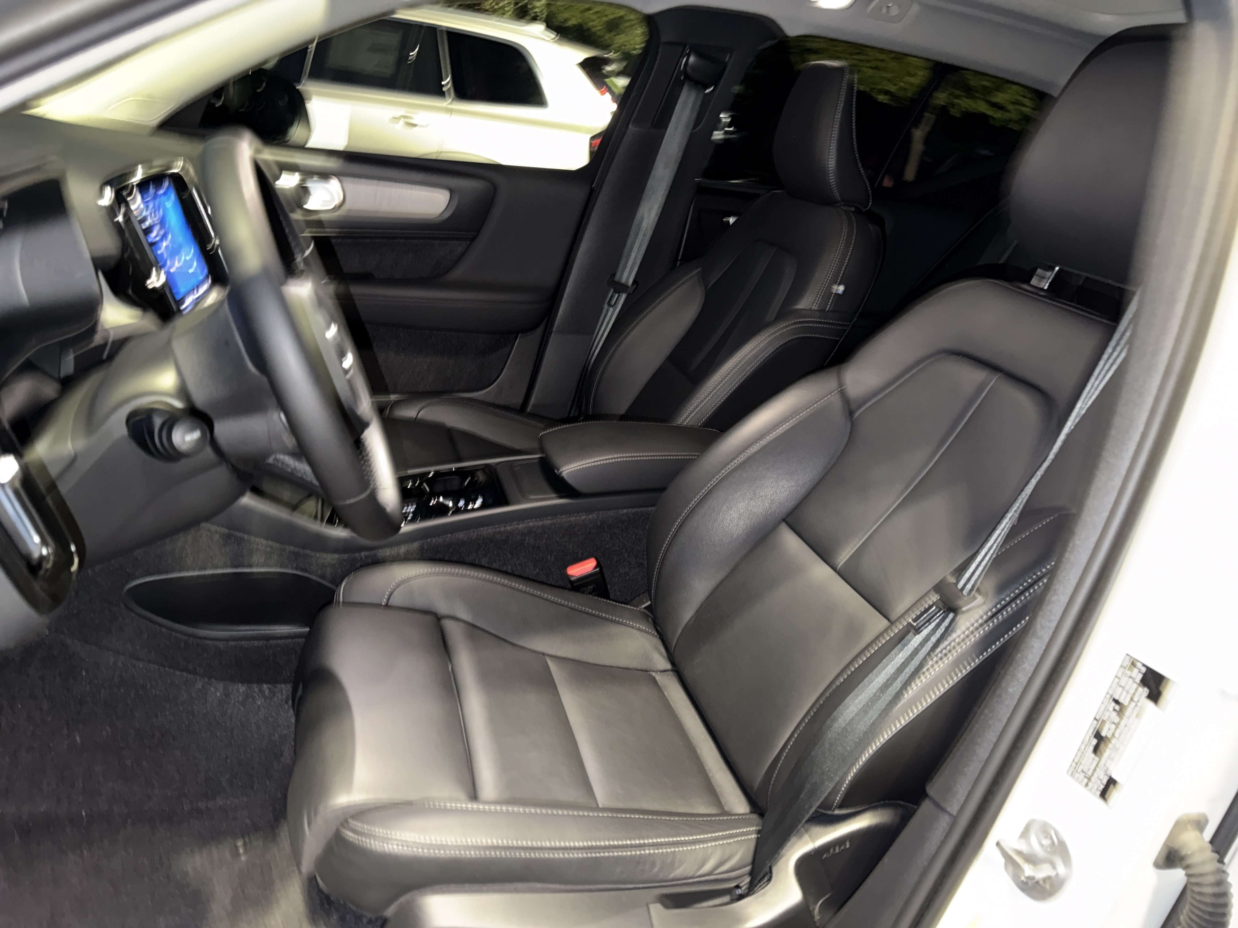 Certified 2025 Volvo XC40 B5 Plus AWD/4WD image 7