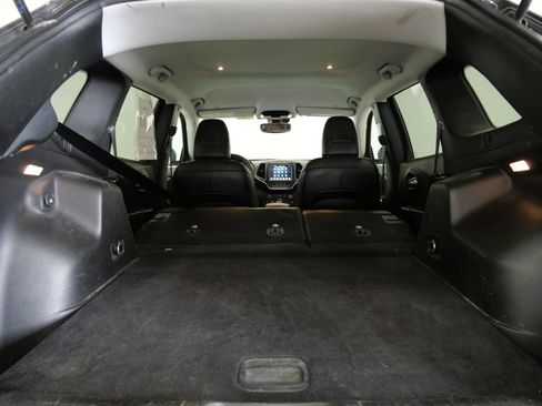 Used 2022 Jeep Cherokee Trailhawk AWD/4WD image 26