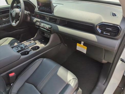 New 2025 Honda Pilot Touring image 4